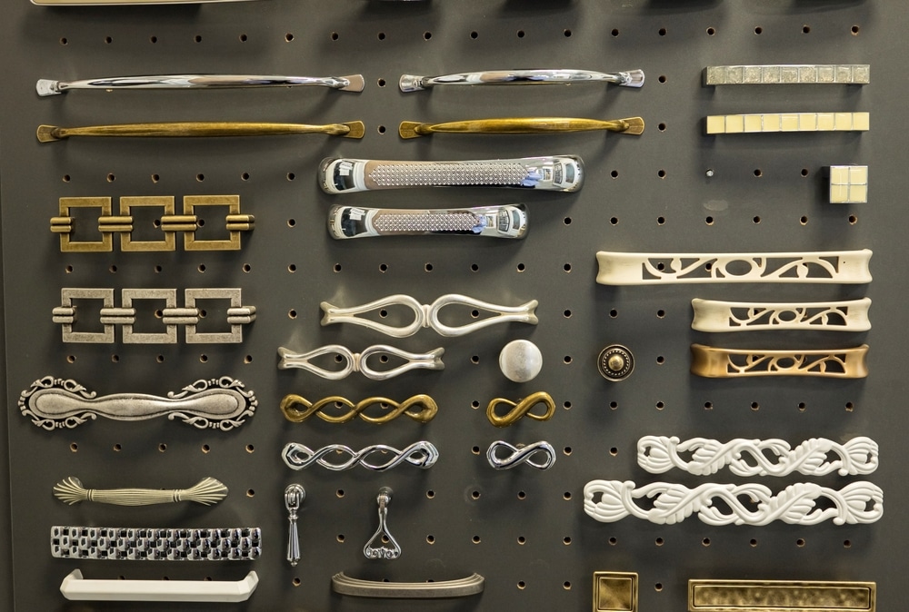 Variety,Of,Decorative,Cabinet,Hardware,And,Handles,On,Display,Board.